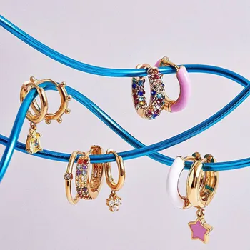 Aukščiausios kokybės moterų mada CZ maži lankiniai auskarai Elegantiškas pareiškimas Aukso spalva Varinis Huggie auskaras mergaitėms Vestuvių papuošalai