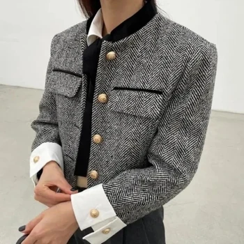 Biyaby Metal Button Stand Apykaklės striukės moterims Korėjietiško stiliaus kišenės pledinis paltas Moteris 2024 Pavasario ilgomis rankovėmis apkarpytas švarkas