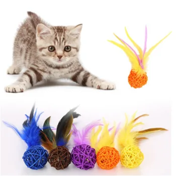 Kačių žaislų plunksnų žaislai katėms erzinti kačių žaislus Interaktyvus molinis rotango rutulio įkandimas Atsparus plunksnų katės žaislas su varpelio augintinio produktu