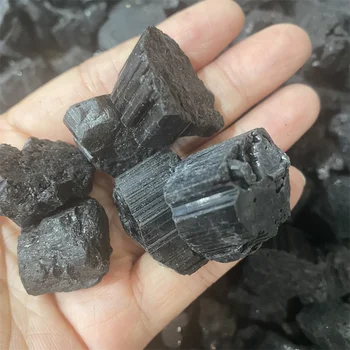 Natūralus juodas turmalinas Žvyro neapdorotas brangakmenis Mineralinis pavyzdys Netaisyklingas kristalų gijimas Pažangi kolekcija Pašalinkite magnetizmą