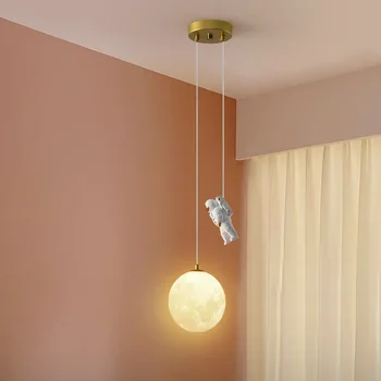 Vaikų kambarys Naktinė pendentinė lempa Minimalistinis animacinis filmas Berniukas Miegamojo kambarys Astronautas Astronautas Skrendantis į Mėnulį Mažas šviestuvas
