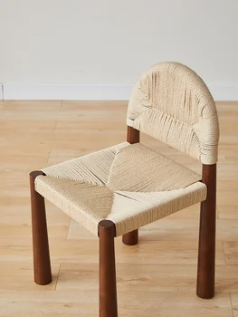 Vintažinė medžio masyvo rotango kėdė, austa vienviete sėdyne minimalistinio kreminio stiliaus valgomojo kėdės atlošu