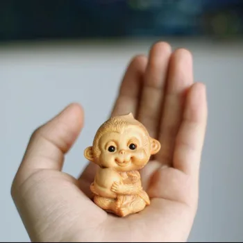 Medžio drožyba Mini ornamentas Beždžionė, laikanti persikų medinius zodiako rankdarbius vaikų dovana