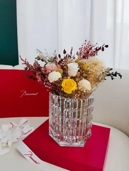 Vazų papuošalai, svetainė, gėlių kompozicija, prabangus aukštos klasės valgomojo stalas, skaidrus stiklas, tinklas raudonos gėlės ryškus krištolas